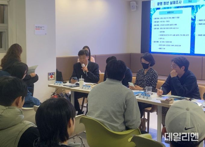 광명시는 지난 13일 오후 제2청년동 청춘곳간에서 지역사회 청년과 외부 전문가 등 40여 명이 참여한 가운데 ‘제2차 광명시 청년정책 기본계획 수립’ 용역 중간보고회를 개최했다.