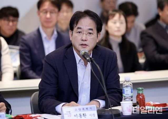 창릉천 통합하천사업 기본계획 및 타당성조사용역 최종보고회에서 인사말 중인 이동환 고양특례시장