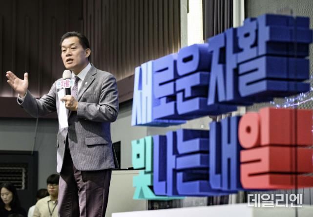 이재준 수원특례시장이 지난 14일 ‘2024년 자활사업 성과보고대회’에서 인사말을 하고 있다.