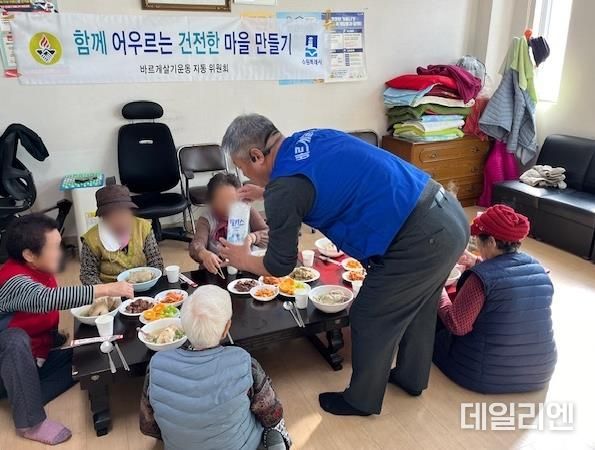 수원시 팔달구 지동 바르게살기운동위원회, 경로당 어르신들에게 온정의 밥상 대접