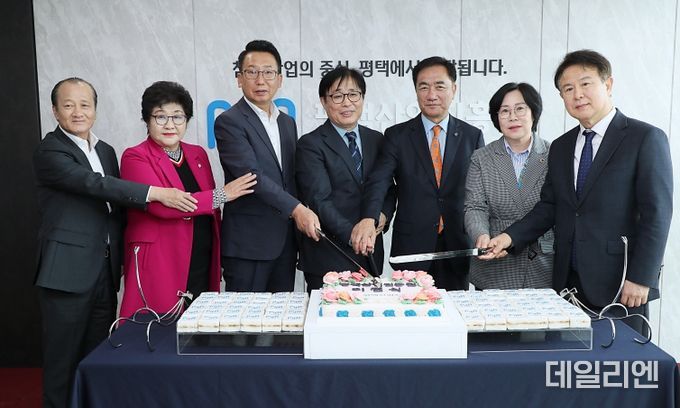 왼쪽부터 임지원 국제대학교 총장, 김영주 평택시의회 의원, 강정구 평택시의회 의장, 이학주 평택산업진흥원장, 정장선 평택시장, 서현옥 경기도의회 의원, 이동현 평택대학교 총장