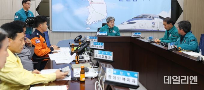 광명시는 19일 오후 시청 재난상황실에서 ‘2024~2025년 겨울철 자연 재난 대책 회의’를 열었다. 사진은 정순욱 부시장(가운데)이 회의에 참석해 다가오는 한파에 철저한 대비를 당부하고 있는 모습.
