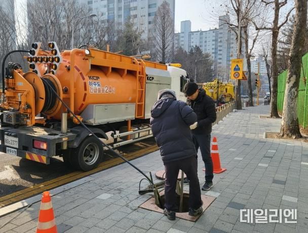 하수도 긴급출동 24시 특별대책반이 하수도 민원을 처리하고 있다.