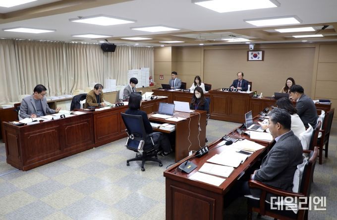수원특례시의회 도시미래위원회, 도시총괄기획단 행정사무감사 진행