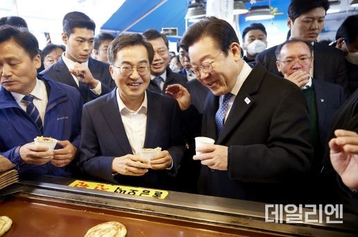 21일 오전 김동연 경기도지사가 이재명 더불어민주당 대표, 진성준 정책위의장, 김승원 경기도당위원장, 국회의원(김영진, 김준혁, 염태영), 이재준 수원시장과 함께 민생현장 방문을 하고 있다.