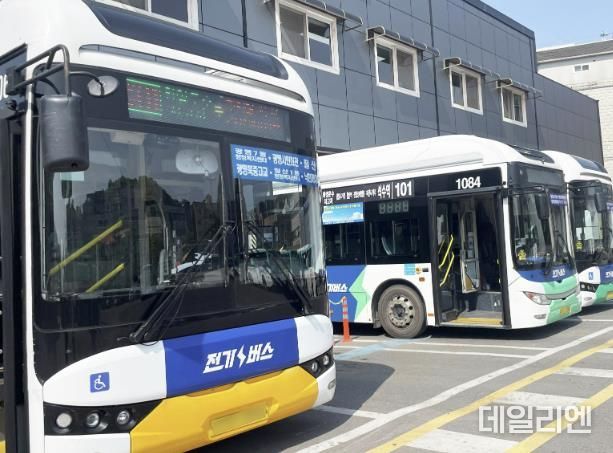 광명시 시내버스 운수업체 차고지에서 전기버스가 운행을 준비하고 있는 모습