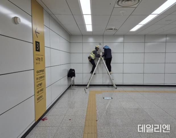 시흥대야역 4번 출입구 내부 공사 모습