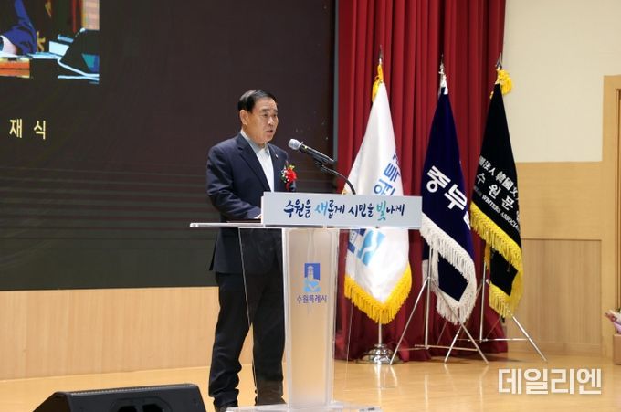 수원특례시의회, 2024 수원문학상 및 제1회 홍재청년문학상 시상식 참석