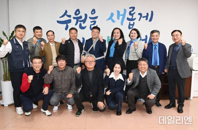 베트남 하이즈엉성 노동단체 대표단과 간담회 참석자들이 기념사진을 촬영하고 있다.(사진 위 왼쪽에서 다섯 번째 김현수 제1부시장)