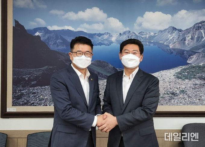 이상일 용인특례시장이 2022년 7월 15일 장상윤 교육부 차관과 회동해 교육부의 적극 지원을 부탁하고 기념촬영을 하고 있다.