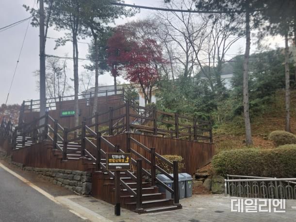 용인특례시는 지난해 조성한 법화산 맨발길에 편의시설을 설치하는 등 추가 정비를 마쳤다