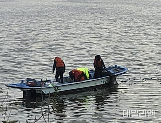 안산시, 탄도호 일원 행정대집행통해 불법 어구 철거