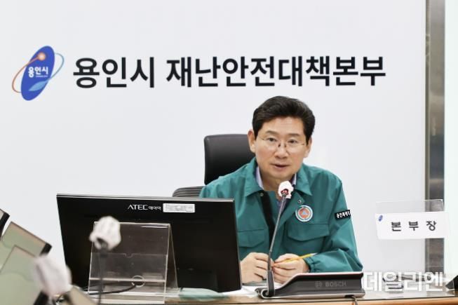 이상일 용인특례시장은 28일 오전 시청 재난안전상황실에서 폭설 대응 비상대책회의를 주재하고 제설작업에 총력을 다해줄 것을 당부했다.