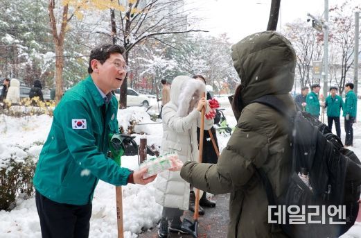 이상일 용인특례시장이 28일 오전 용인경전철 동백역부터 동백2동주민센터 주변까지 제설작업을 펼쳤다. 제설작업 중인 이 시장을 본 한 대학생이 이상일 시장에게 요구르트를 전달하며 고마움을 표했다.
