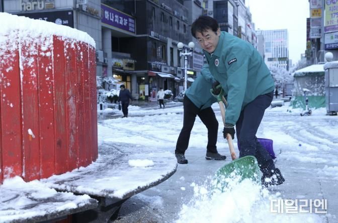 지난 27일 제설 작업에 참여한 이동환 고양특례시장