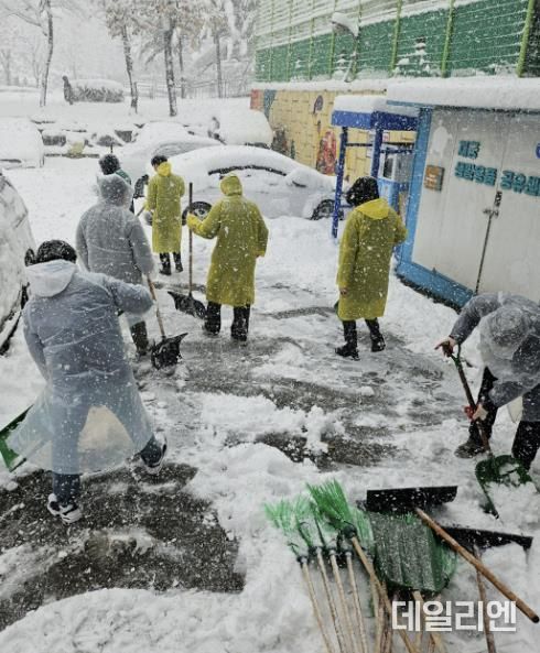 제설작업중인 직원들