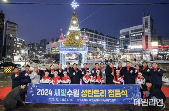이재준 시장(가운데)과 참석자들이 함께하고 있다.
