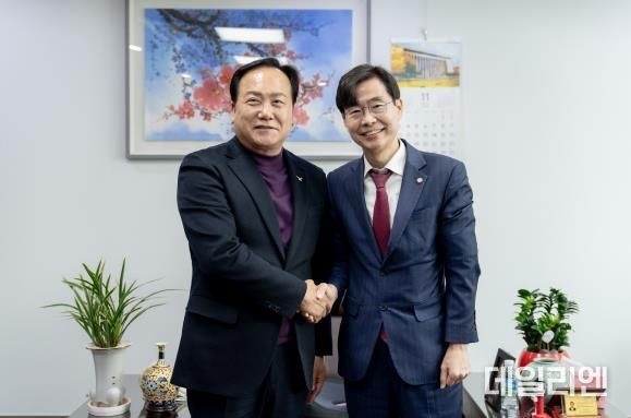 이권재 오산시장, 조경태 국회의원 만나 유엔군 초전기념식 국가주도 행사 추진 지원 건의