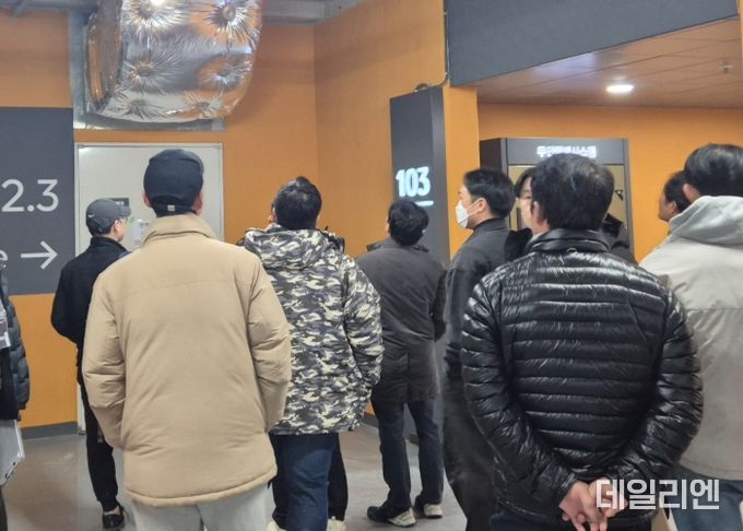시 관계자와 입주예정자, 현장 관계자가 용인 경남아너스빌 디센터 사전점검을 하고 있다