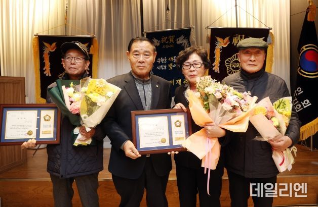 수원특례시의회, 대한노인회 수원시 권선구지회 제8대 지회장 취임식 축하