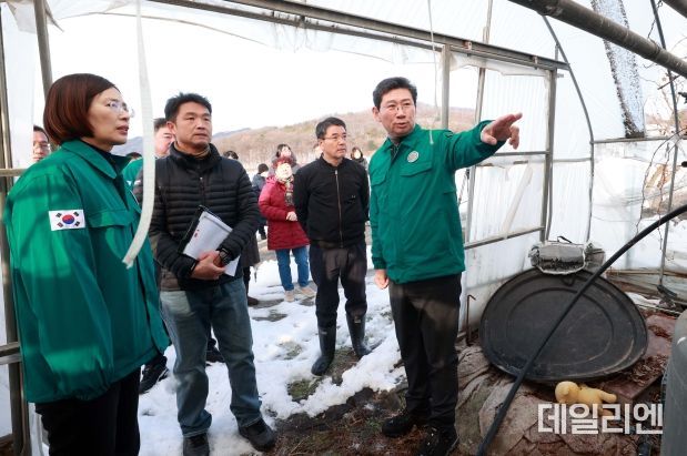 이상일 용인특례시장이 3일 폭설피해 농가를 방문해 피해 상황을 살피고 농장주를 위로하고 있다.