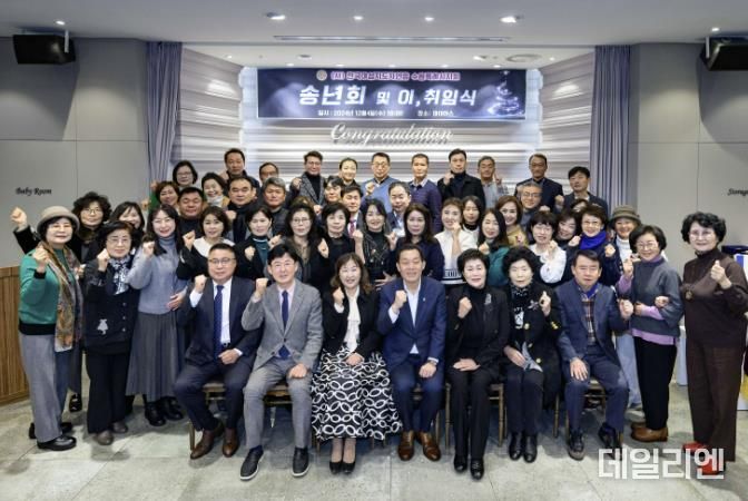 이재준 수원시장(앞줄 가운데)과 한국여성지도자연합 수원시지회 회원들이 함께하고 있다.