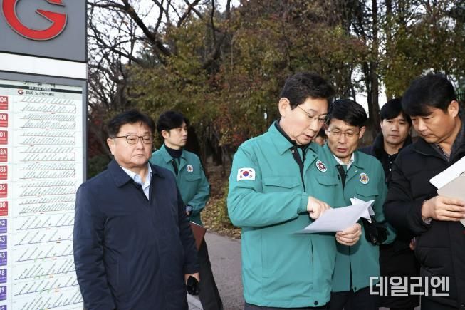 이상일 용인특례시장이 5일 아침 기흥역 버스정류장에서 이날 운행을 시작한 증편 광역버스를 점검하고 있다.