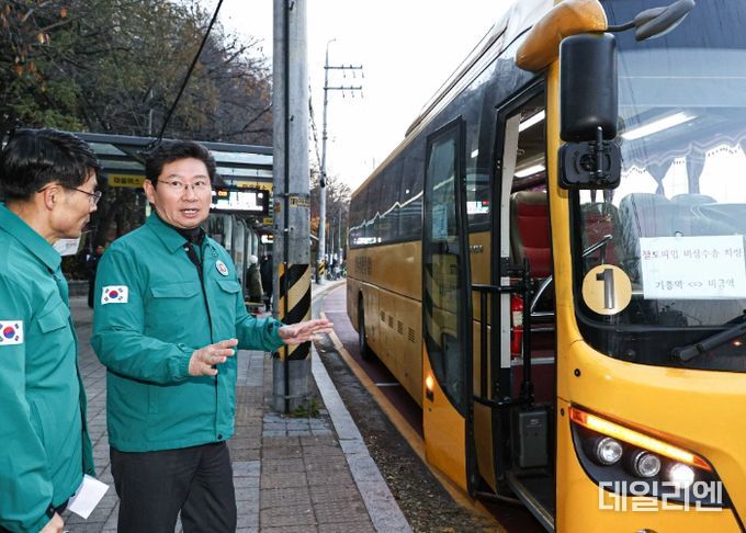 이상일 용인특례시장이 전국철도노동조합 총파업이 시작된 5일 아침 기흥역에서 출근길 대중교통 상황과 시가 비상수송대책으로 마련한 전세버스 원활한 운행 여부를 점검했다.