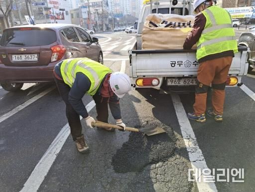 수로원 도로파손 보수작업