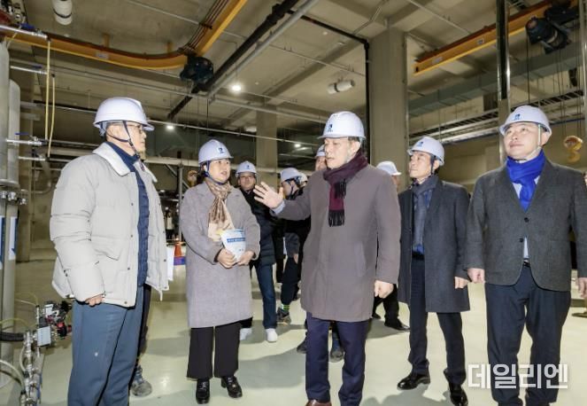 이재준 수원시장이 황구지천 공공하수처리시설을 점검하고 있다.