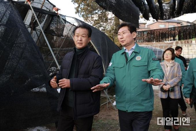 이상일 용인특례시장이 9일 이동읍과 양지면의 폭설 피해 농가를 방문해 피해 상황을 확인하고 지원 방안을 논의했다