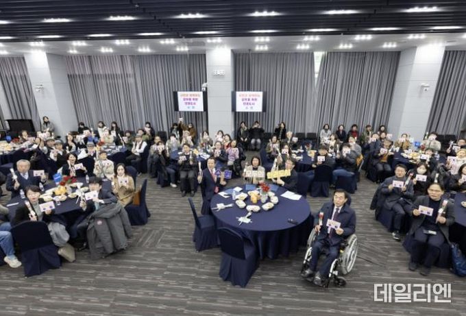 ‘2024년 인권의 날’ 행사 참석자들이 기념사진을 촬영하고 있다.