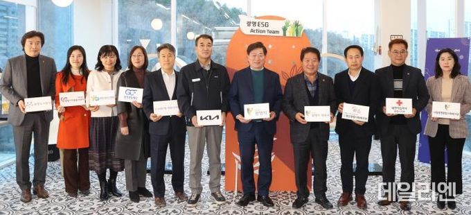 왼쪽부터 서일동 광명도시공사 사장, 김태연 (재)광명시자원봉사센터 팀장, 박성숙 광명시청소년재단 대표이사, 어연선 광명문화재단 대표이사, 송해경 NH농협은행 광명시지부장, 강동원 기아 AutoLand광명 공장장, 박승원 광명시장, 유상기 광명시체육회장, 김영선 철산종합사회복지관장, 이광수 대한적십자사 광명시지부 회장, 최효정 광명종합사회복지관장.