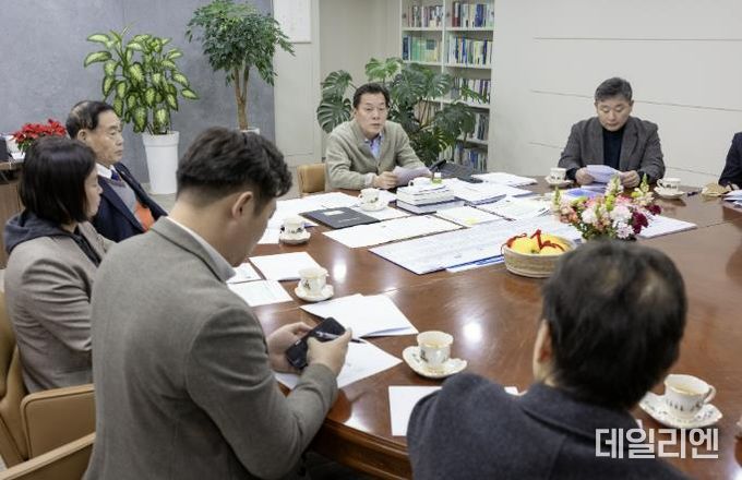 이재준 수원시장과 이재식 수원시의회 의장, 김정렬 부의장 등 시의원들이 의견을 나누고 있다.