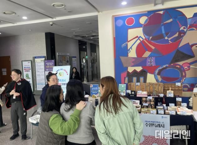 수원시 공직자들이 12일 용인시청에서 수원시 고향사랑기부제 홍보 부스를 운영하고 있다.