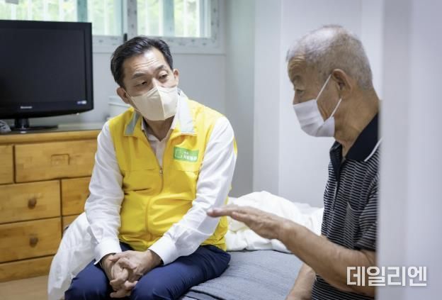 지난 8월 이재준 수원시장이 수원새빛돌봄 1주년을 맞아 지원 대상 가구를 방문해 대화를 나누고 있다.