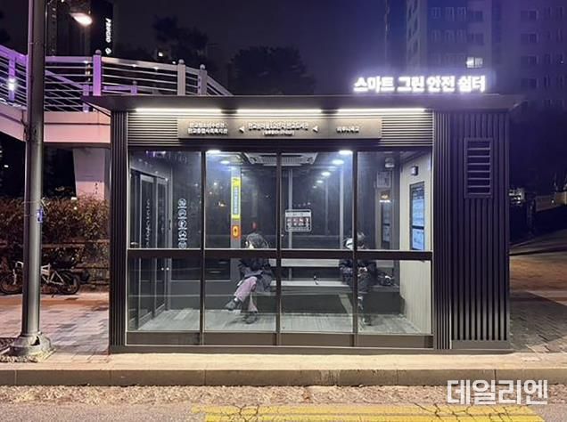 판교원마을 1,2단지 버스정류장에 설치된 스마트그린안전쉼터