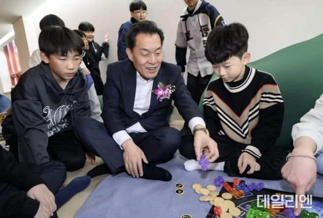 이재준 수원시장이 효동초등학교 청개구리 연못에서 아이들과 함께하고 있다.