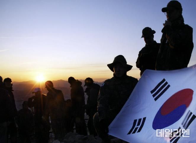 새해 첫 소래산 일출을 즐기는 산행객들