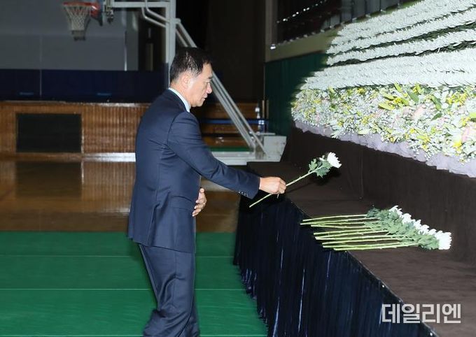 정장선 평택시장이 31일 평택 소사벌 레포츠타운 청소년체육관에 마련된 제주항공 여객기 희생자 합동분향소에 헌화하고 있다.