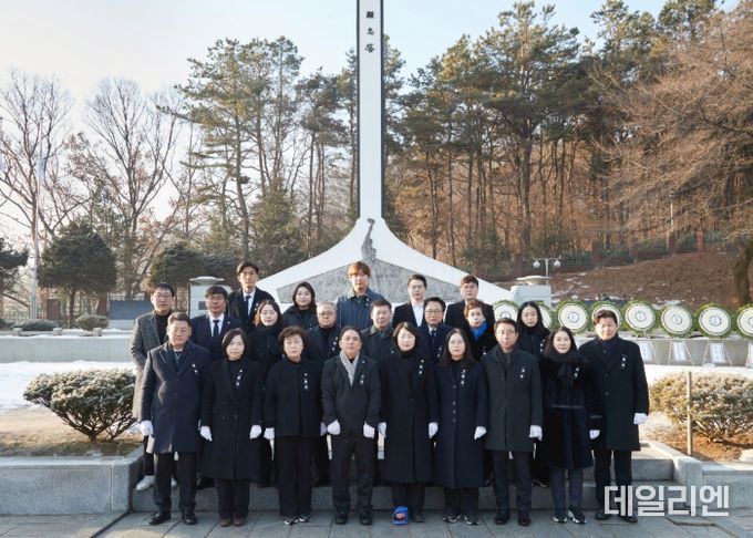 용인특례시의회, 현충탑 참배로 새해 일정 시작