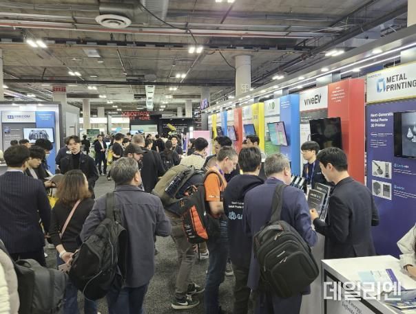 소비자가전박람회(CES)에 마련된 ‘수원특례시관’에서 참가기업 관계자들이 기업을 알리고 있다.