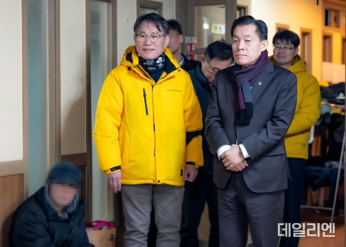 이재준 수원시장이 노숙인 일시보호소 꿈터에서 한 노숙인의 이야기를 듣고 있다.